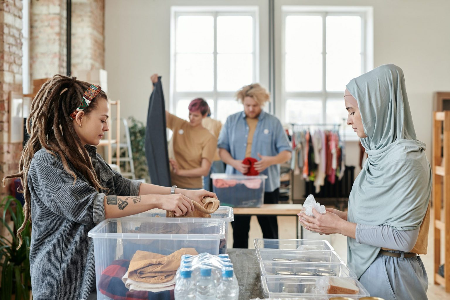 Klanten shoppen in een kringloopwinkel op zoek naar vintage meubels en herbruikbare spullen